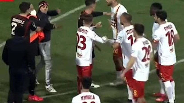 Foggia-Catanzaro, invasioni di campo e aggressioni. La compagna di Iemmello: assurdo, mia figlia er