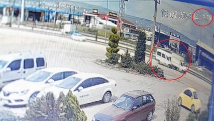 Son dakika... MİNİBÜSÜN KAMYONETE İKİ KEZ ÇARPTIĞI KAZA KAMERADA; 4 YARALI