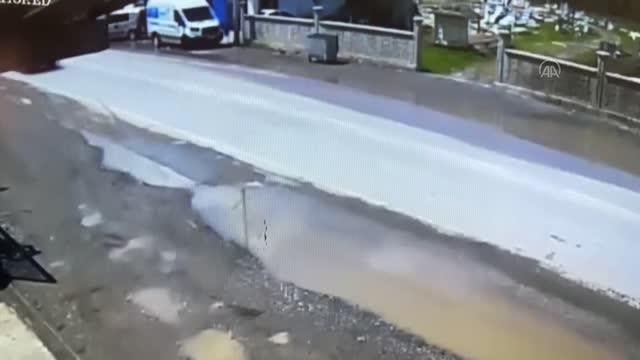 Hafif ticari araçla çarpışan motosikletin sürücüsü ağır yaralandı