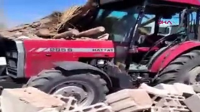 Van'da kuvvetli rüzgarda garaj duvarı 2 traktörün üzerine yıkıldı