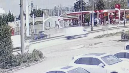 Minibüsün kamyonete 2 kez çarptığı kaza kamerada: 4 yaralı