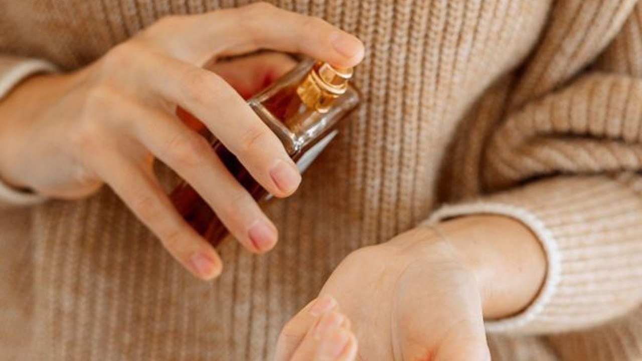 Comment se parfumer : l'astuce mythique de Thierry Mugler pour faire tenir sa fragrance