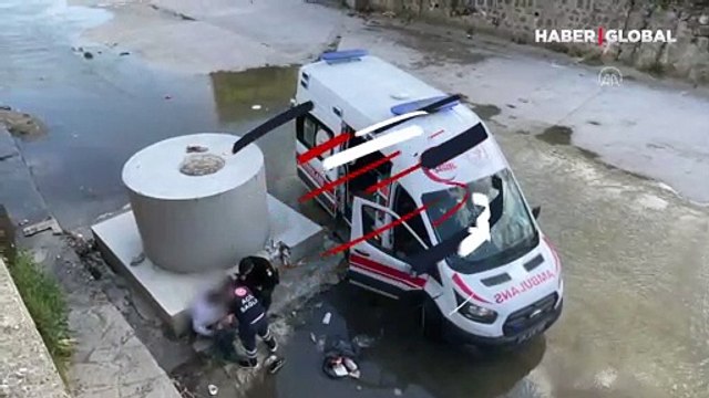 İzmir'in Konak ilçesinde gasp iddiasıyla polis tarafından kovalanan zanlı, ayağını kırınca kıskıvrak yakalandı