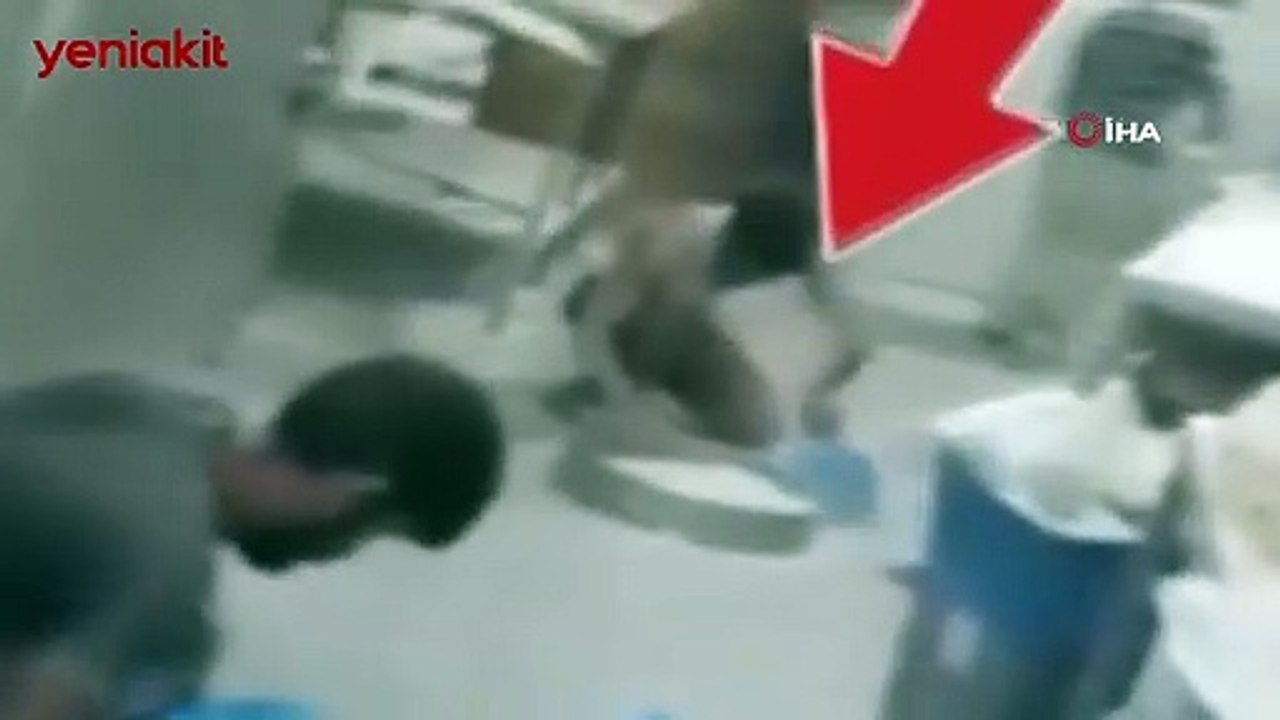 Fırında skandal görüntü! Yere dökülen unları toplayıp lavaş yaptı