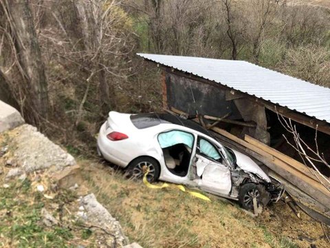Şarampole uçan otomobil, samanlığın duvarına çarparak durabildi: 1 yaralı