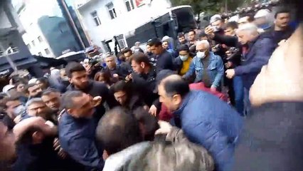 HDP'li vekil, polis müdahalesi sırasında tekerlekli sandalyesinden düştü