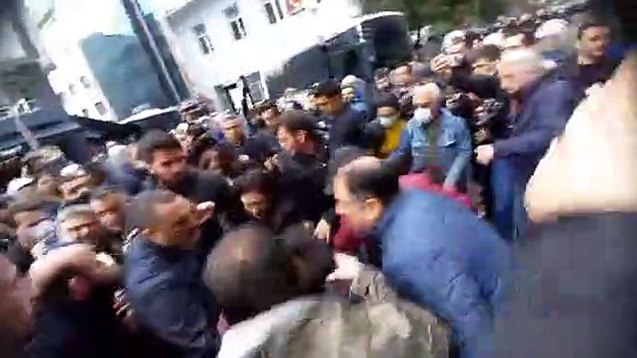 HDP’li Musa Piroğlu, polis müdahalesi sırasında tekerlekli sandalyesinden düştü