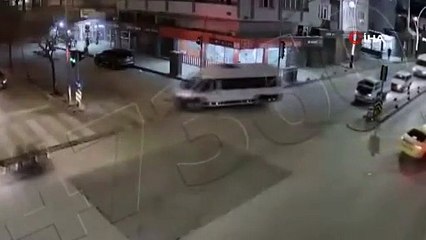 Gaziantep'te dikkatsiz sürücülerin neden olduğu kazalar MOBESE kameralarına böyle yansıdı