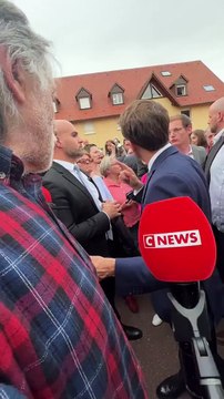 Échange très tendu à Chatenois entre Emmanuel Macron et un habitant: « j’ai jamais vu un président aussi nul que vous »