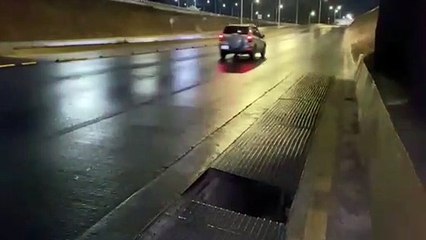 Una boca de tormenta en mal estado se encuentra en la zona de la biblioteca Pública del Estado