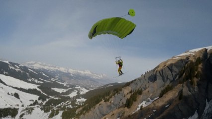 Base jump à ski : un Français saute depuis la montagne de l'Aiguille Croche