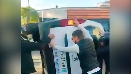 Marseille : des jeunes aident des policiers bloqués dans une voiture retournée