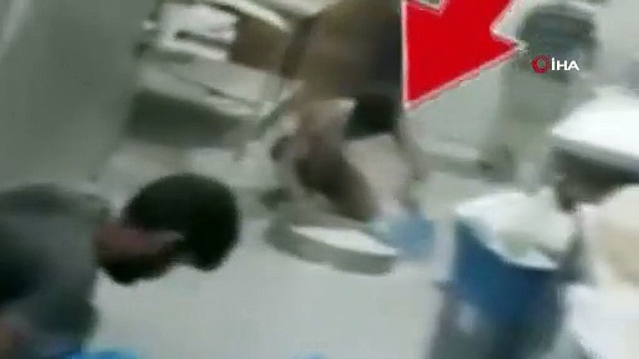 Fırında yere dökülen unları kürekle toplayıp lavaş yaptı