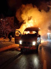Yalova'da yolcu minibüsü alev alev yandı