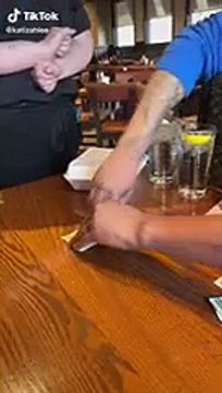 Comensales dan 80 dólares de propina a una mesera en polémico juego de azar