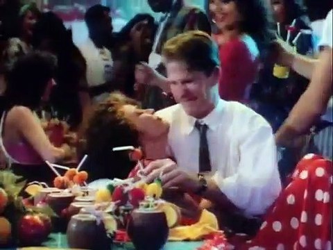 Veuve mais pas trop Bande-annonce VO