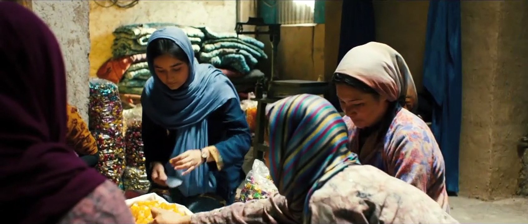 Entre deux mondes - EXTRAIT VOST "Nala dans l'usine de bonbon"