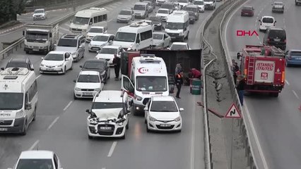 İSTANBUL-ARNAVUTKÖY'DE HAFİF TİCARİ ARAÇ İLE KAMYONET ÇARPIŞTI; 1 YARALI