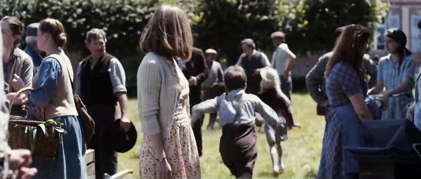 En mai fais ce qu'il te plaît - EXTRAIT VF Le maire lance l’appel au départ