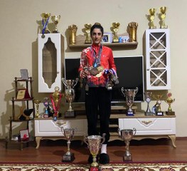 EBELEME OYNARKEN ÖĞRETMENİ TARAFINDAN KEŞFEDİLDİ, DÜNYA 3'ÜNCÜSÜ OLDU