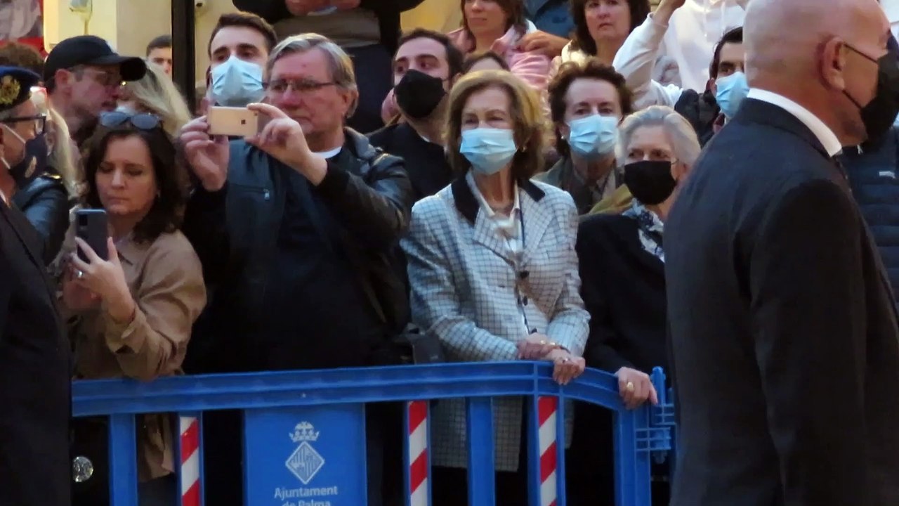 La estampa más solitaria de la reina Sofía en las procesiones de Palma
