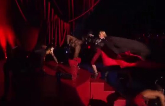 L'incroyable chute de Madonna aux Brit Awards