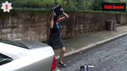 Sans pitié, elle lui détruit sa PlayStation parce qu'il joue trop... Le Zapping Web