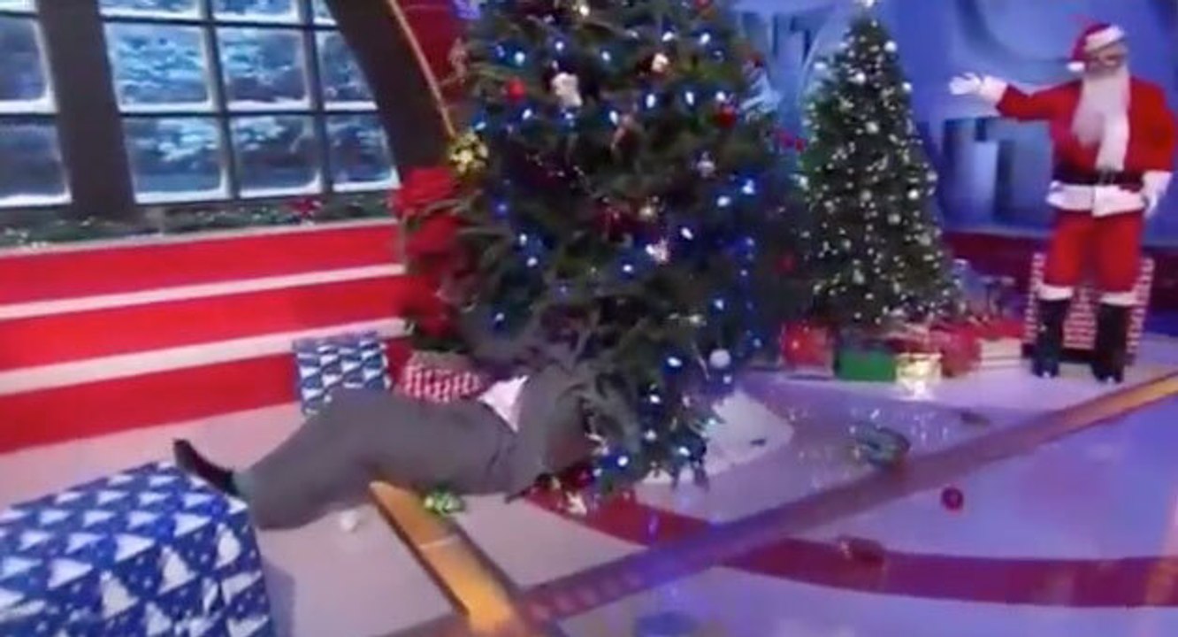 La magnifique chute de Shaquille O'Neal dans un sapin de Noël