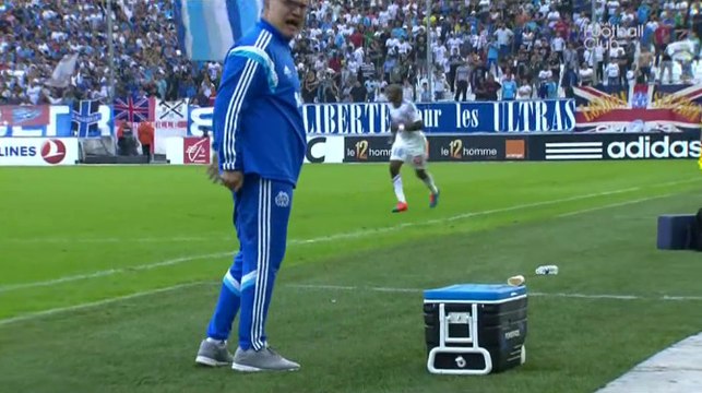 Insolite : l'entraîneur de l'OM en colère après s'être assis... sur son café !