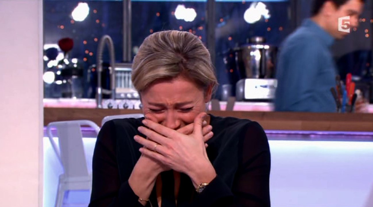 C à vous : Nouveau fou rire pour Anne-Sohie Lapix !