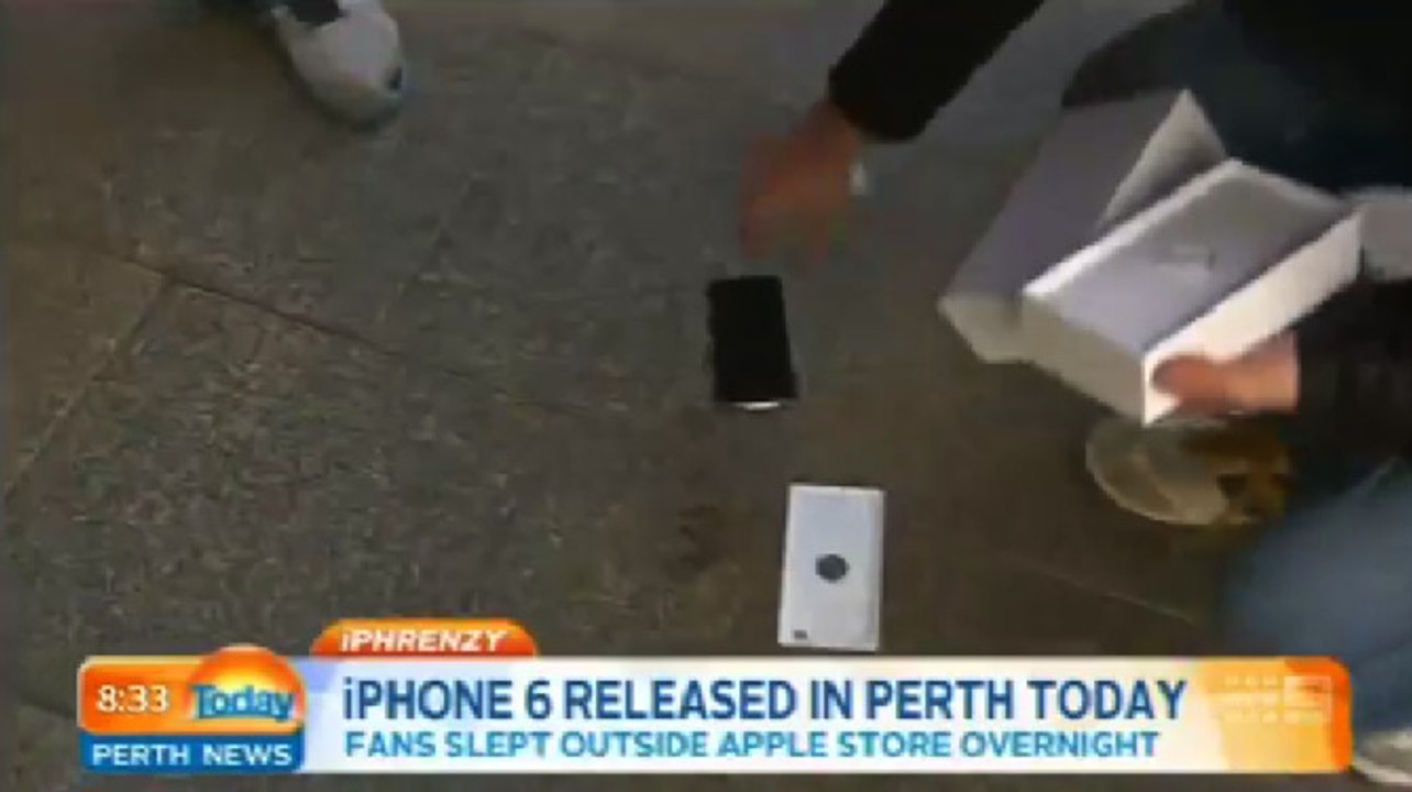 Oups ! Le premier acheteur de l'iPhone 6... le fait tomber en direct à la télé !