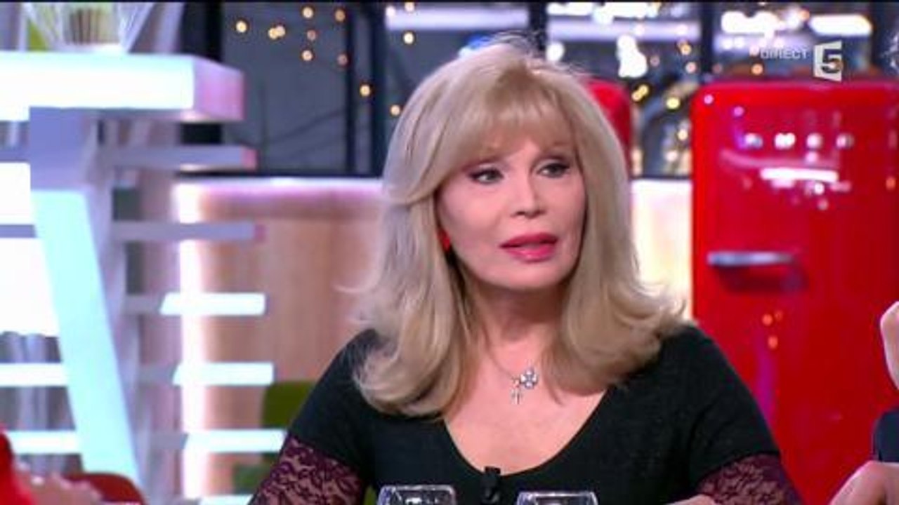 Amanda Lear aimerait participer aux Enfoirés, mais on ne l'invite pas...