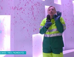 Anne-Elisabeth Lemoine nettoie la plateau du Grand Journal après le passage de José Garcia