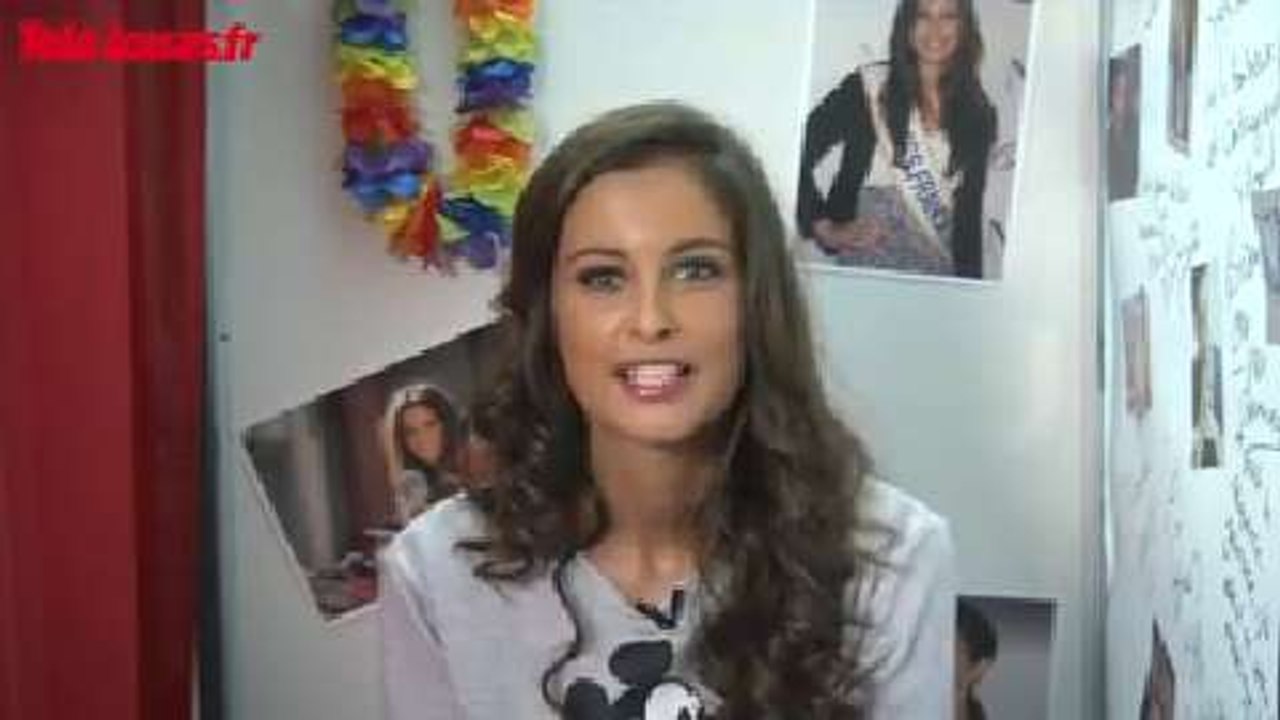 Malika Menard imite Nabilla dans La Boite à photos de Télé-Loisirs