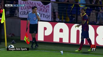 Un supporter jette une banane sur Daniel Alves... Il la mange !