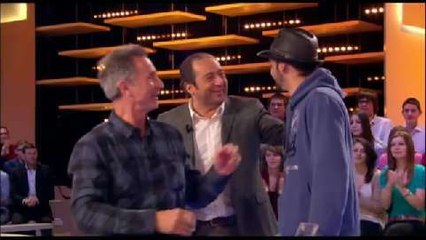 Mimi Siku sur le plateau du Grand journal