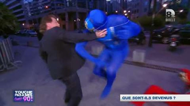 Bernard Minet se bat contre les Bioman dans Touche pas à mes années 90