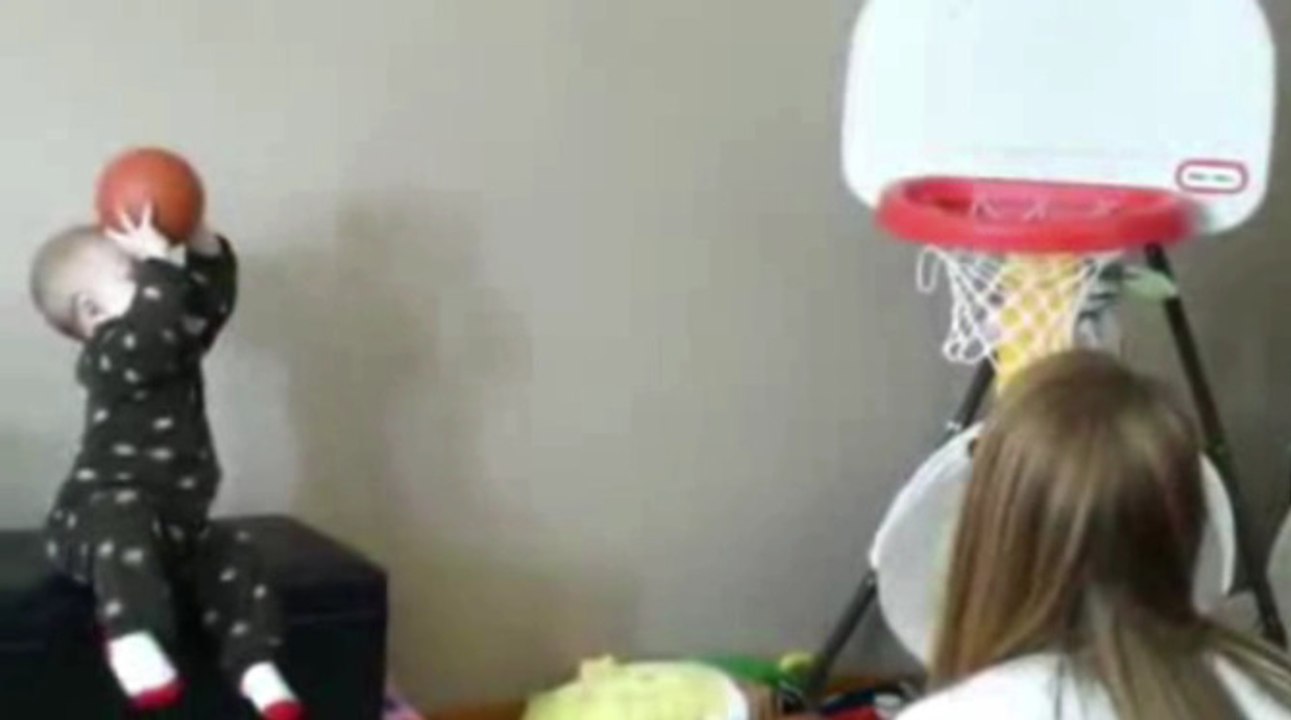 Tony Parker ridiculisé, un bébé trop fort pour mettre des paniers... Le Zapping du web