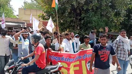 छात्रों ने की नारेबाजी--सेना रैली भर्ती को लेकर एसएफआई का कलक्ट्रेट पर विरोध-प्रदर्शन