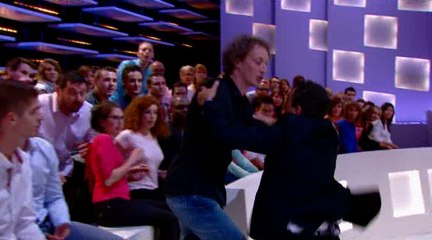 Elie Semoun se bat (pour de faux) au Grand Journal !