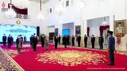 PRESIDEN LANTIK ANGGOTA KPU & BAWASLU 2022 - 2027
