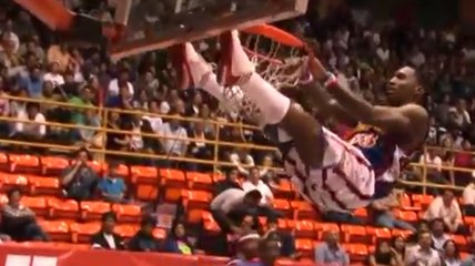 Un incroyable accident pendant un match de basket... Le Zapping web
