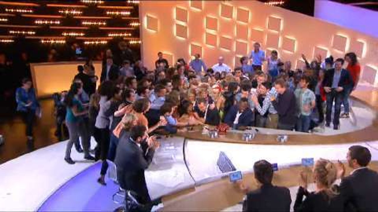 Le Grand Journal : Câlin géant pour Michel Denisot !