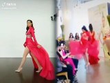 Khánh Vân và Lương Mỹ Kỳ khi catwalk cùng một kiểu váy