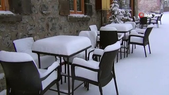 Kars Nisan ayında kışı yaşıyor: Kentte kar kalınlığı 20 santimetreyi geçti