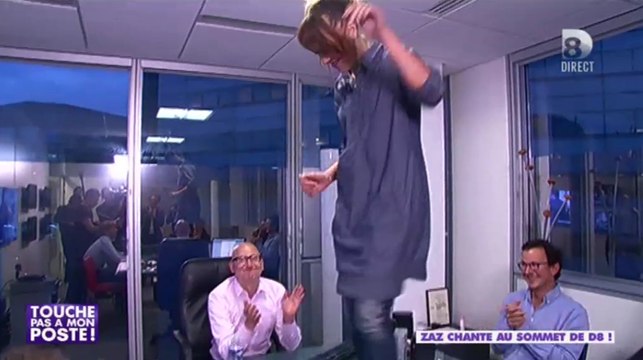 Zaz vient chanter avec Cyril Hanouna dans le bureau du patron de D8