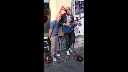 Il chante une chanson de Jimmy Sommerville... et est rejoint par le chanteur lui-même