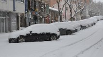 Mart kapıdan baktırdı: Erzurum'da kar yağdı; yollar kapandı, hayat durdu