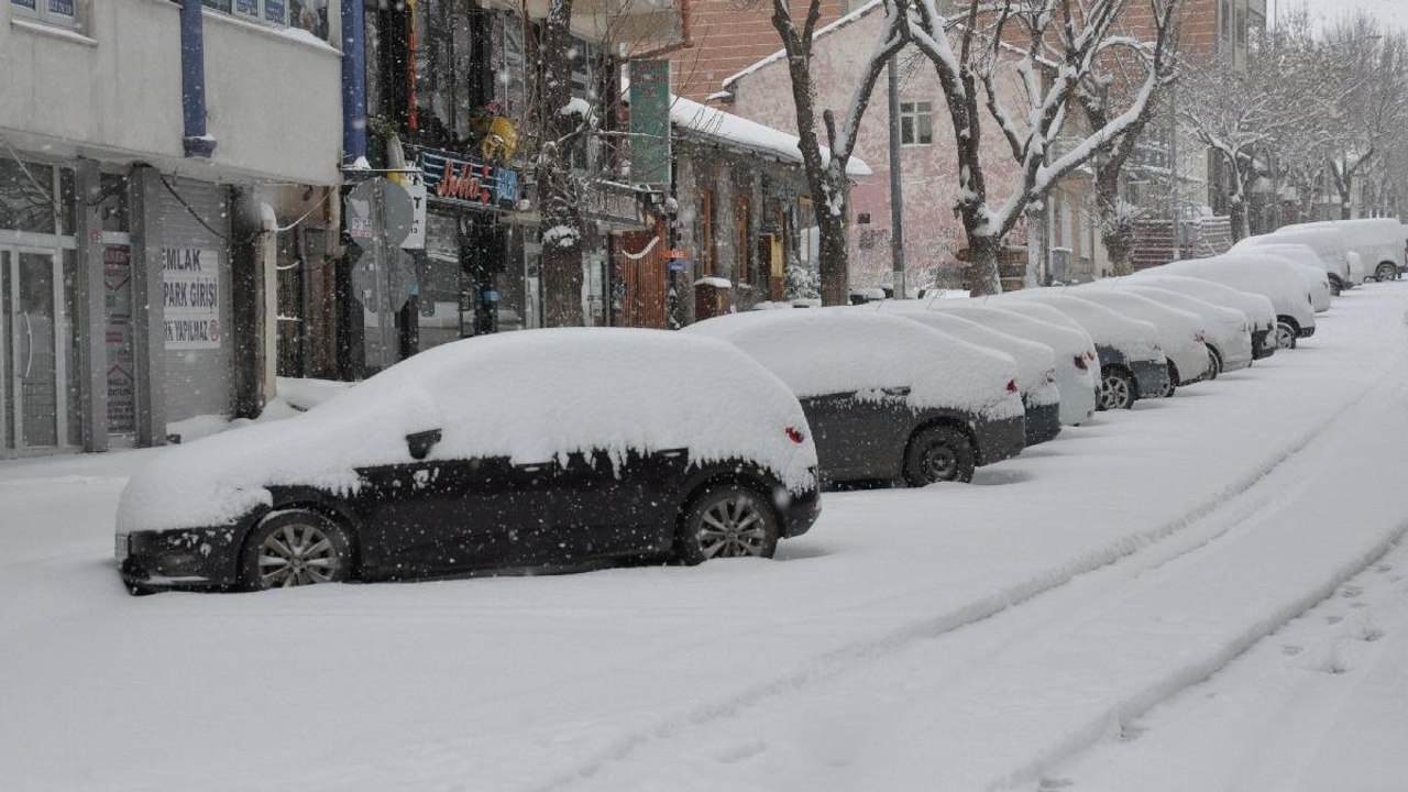 Mart kapıdan baktırdı: Erzurum'da kar yağdı; yollar kapandı, hayat durdu