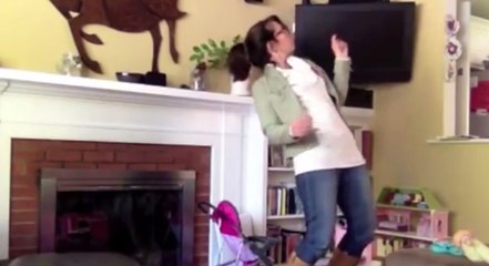 Une jeune femme démissionne de sa vie de mère au foyer en musique